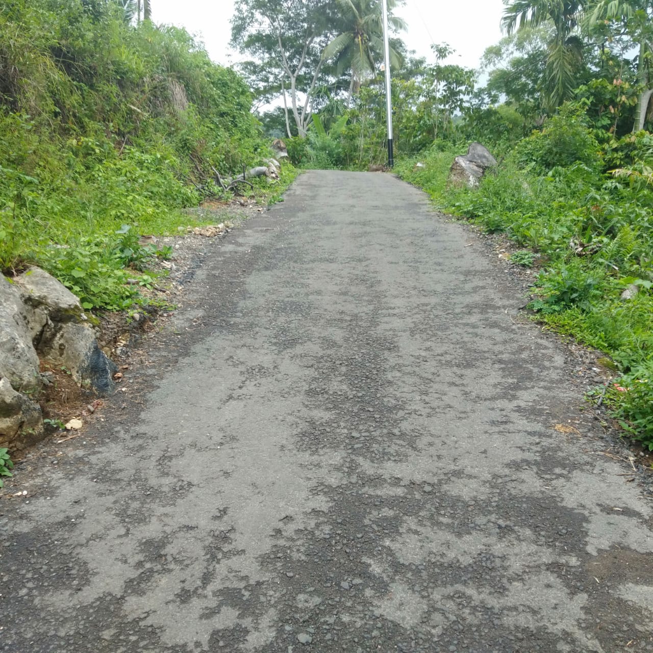 https://fajarntt.com/2020/12/28/proyek-lapen-kenca-lando-diduga-dikerjakan-asal-jadi-warga-tuntut-transparansi-pengelolaan-apbd/ Proyek