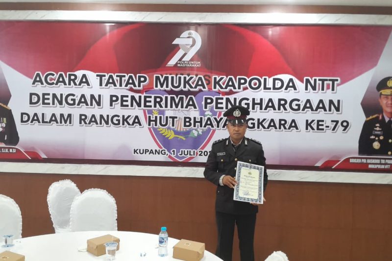 Aipda Kornelius Jemarus memperoleh piagam penghargaan yang diberikan langsung oleh Kapolda NTT dalam momen HUT Bhayangkara