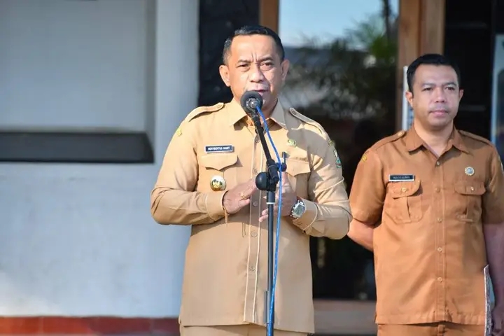 Bupati Hery Nabit memberikan sambutan saat memimpin Apel Mingguan di halaman Kantor Bupati Manggarai pada Senin pagi, 7 Juli 2025.
