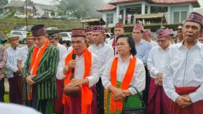 Wakil Bupati Manggarai, Fabianus Abu diterima secara adat dalam menghadiri kegiatan Caca Selek dadi Bupati Manggarai, Heribertus G.L. Nabit pada Rabu (9/7).
