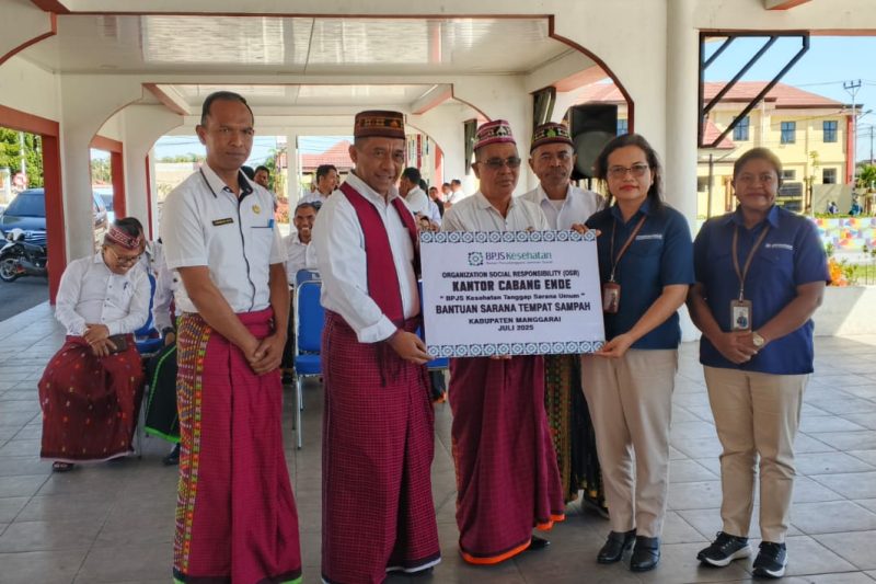 Bupati Manggarai menghadiri penyerahan bantuan tong sampah dari BPJS Kesehatan.