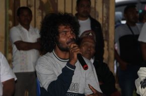 Salah satu warga Desa Lungar menyampaikan aspirasi dihadapan Gubernur NTT