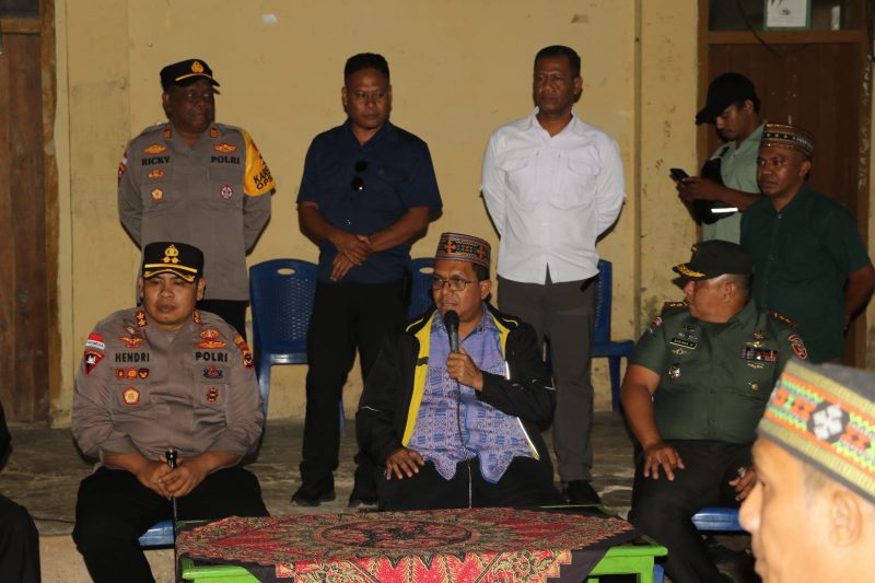 Gubernur NTT, Melki Laka Lena berdialog dengan warga Poco Leok untuk membahas proyek geothermal.