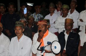 Salah seorang warga dari Desa Wewo menyampaikan aspirasi untuk mendukung proyek geothermal di hadapan Gubernur NTT.
