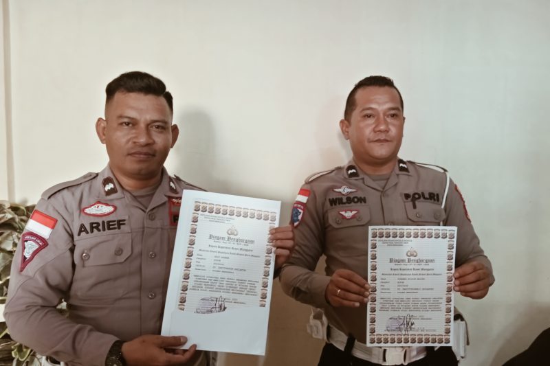 Aipda Wilson dan Aipda Arif raih penghargaan dari Kapolres Manggarai pada momen peringatan HUT Bhayangkara ke-79