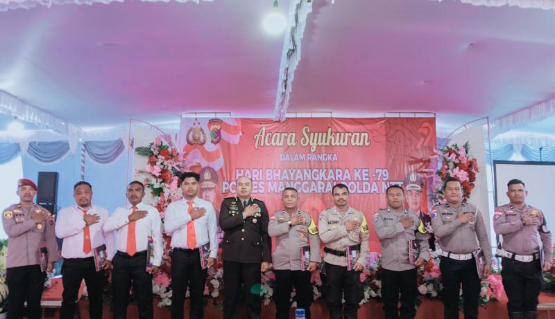 Aipda Krisno dan Aipda Calvien raih penghargaan dari Kapolres Manggarai saat peringatan HUT Bhayangkara