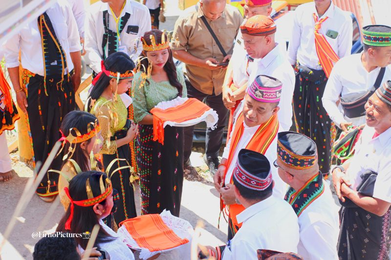 Bupati Manggarai disambut upacara adat oleh warga kampung Lada, Desa Manong dalam momen acara Congko Lokap rumah gendang Lada.
