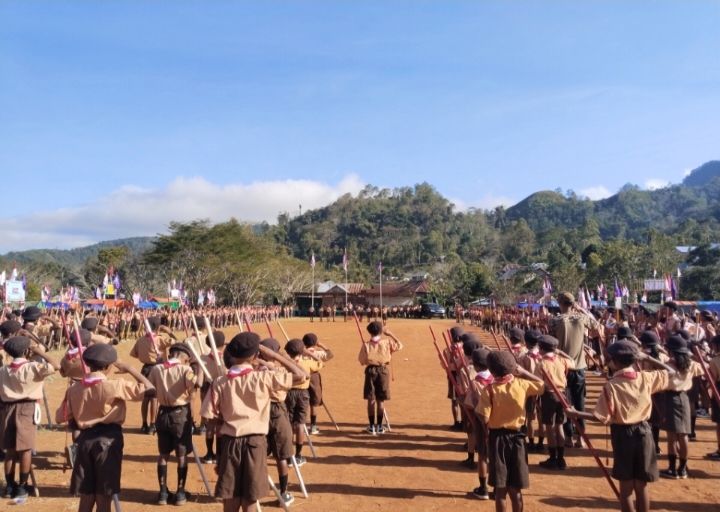 Kwartir Ranting Ruteng sedang menggelar upacara bendera pembukaan Jambore untuk memperingati hari pramuka di lapangan Rentung pada Selasa, 12 Agustus 2025.