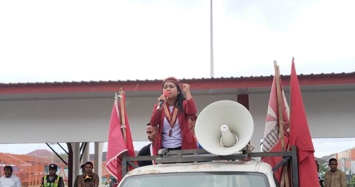 Ketua Presidium PMKRI Ruteng, Margareta Kartika saat berorasi di depan kantor Bupati Manggarai pada Senin (8/9). Ketua Presidium PMKRI Ruteng, Margareta Kartika saat berorasi di depan kantor Bupati Manggarai pada Senin (8/9).