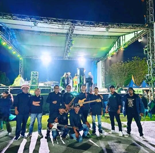 Personel X-Pio Band melakukan sesi foto bersama usai tampil dalam acara Festival Golo Curu pada Minggu (5/10). (foto: Dok. Fajar NTT)