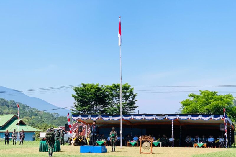 Penjabat (Pj) Sekda Manggarai, Lamber Paput menjadi inspektur upacara dalam apel pembukaan TMMD di kecamatan Cibal pada Rabu, 08 Oktober 2025.