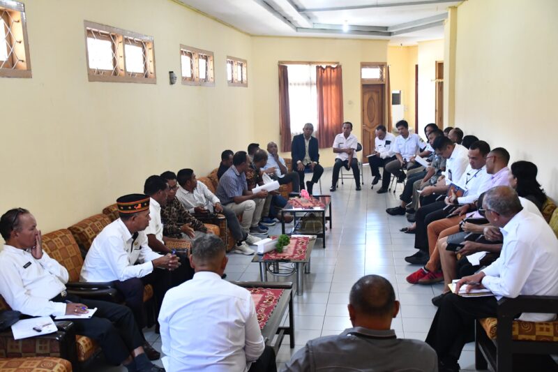 Wakil Bupati Manggarai, Fabianus Abu melakukan rapat bersama dengan sejumlah OPD guna membahas hewan penular rabies (HPR)