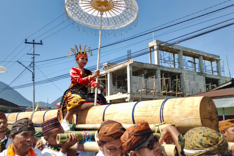 Warga Kelurahan Tadong menggelar ritus adat roko molas poco untuk menandai dimulainya pembangunan rumah gendang baru