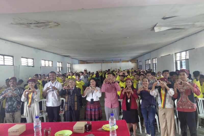 PMKRI Ruteng dan stakeholder bersama siswa-siswi SMAK Santu Thomas Aquinas melakukan sesi foto bersama usai kegiatan edukatif bertajuk "Cegah Kekerasan Seksual, Hindari Pergaulan Bebas. (Dok.FajarNTT/PMKRI Ruteng)