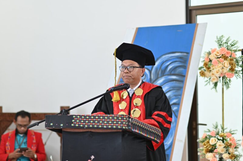 Rektor Unika Santu Paulus Ruteng, Romo Agustinus Manfred Habur, Lic. Theol., saat memberikan sambutan dalam pengukuhan guru profesional lulusan Program PPG Guru Tertentu Periode II Tahun 2025. (Dok. FajarNTT)