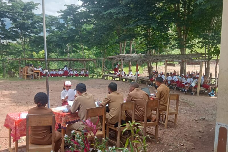 Siswa SDI Rokat Parang mengikuti praktik uji literasi di luar ruangan kelas. (Dok. Fajar NTT/Nal Jehaut)