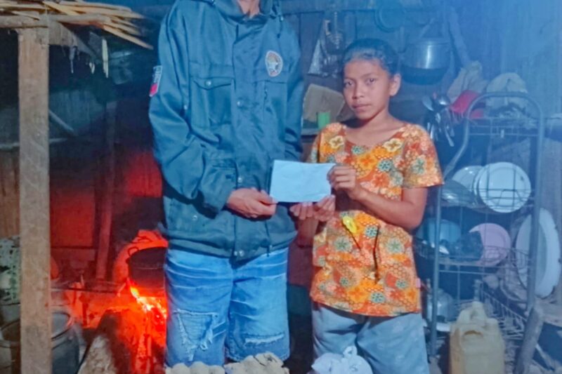 Nazaria Tasia Laka, bocah kecil yang harus berjuang melawan hidup tanpa ayah dan ibu di Timur Flores saat menerima bantuan sembako dari IJ Jastip Logistik Surabaya.