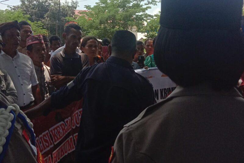 Aliansi masyarakat adat Manggarai Barat tampak sedang bernegosiasi dengan Polres Manggarai Barat untuk melakukan audiensi guna menuntut pembebasan Gabriel Jahang (Foto: Nurjana).