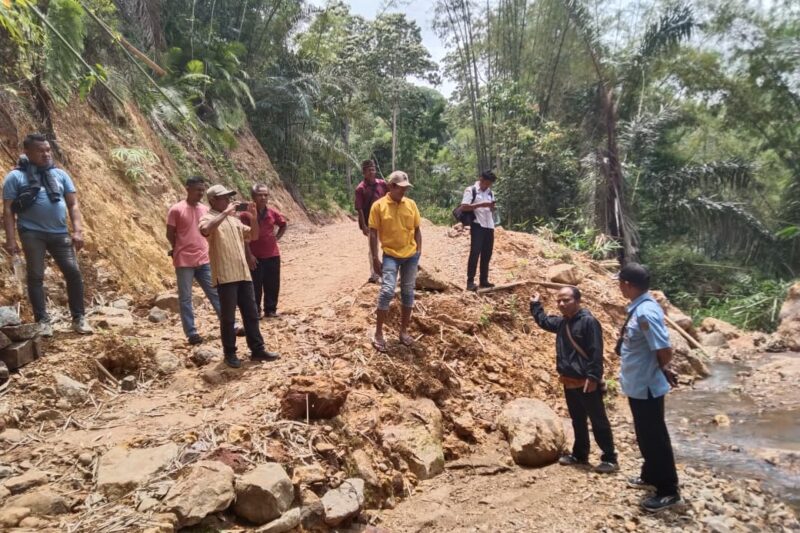Pemerintah Kecamatan Kota Komba Utara meninjau sejumlah proyek fisik di Desa Golo (Foto: Nal Jehaut).