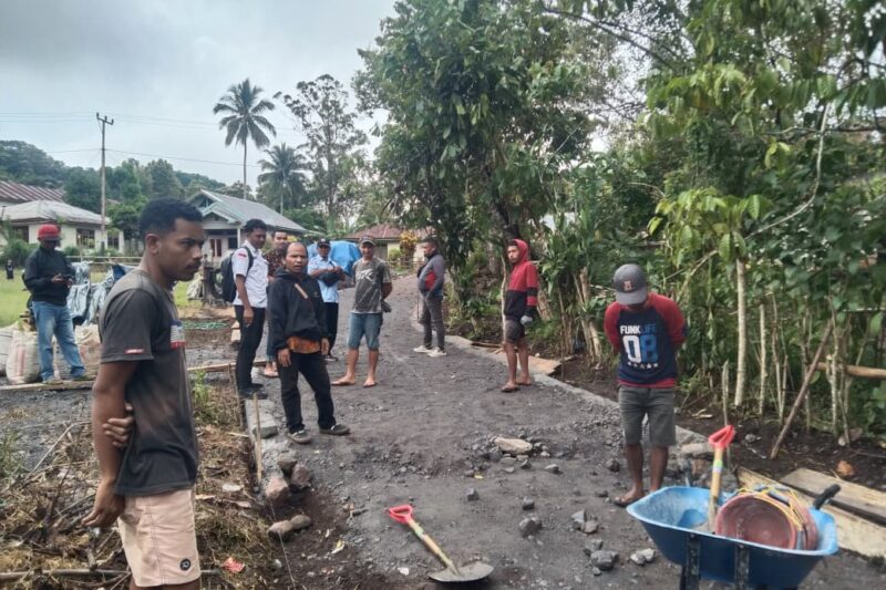 Pemerintah Kecamatan Kota Komba Utara melakukan kunjungan kerja ke Desa Golo Tolang pada Kamis, 6 November 2025 (Foto: Nal Jehaut)