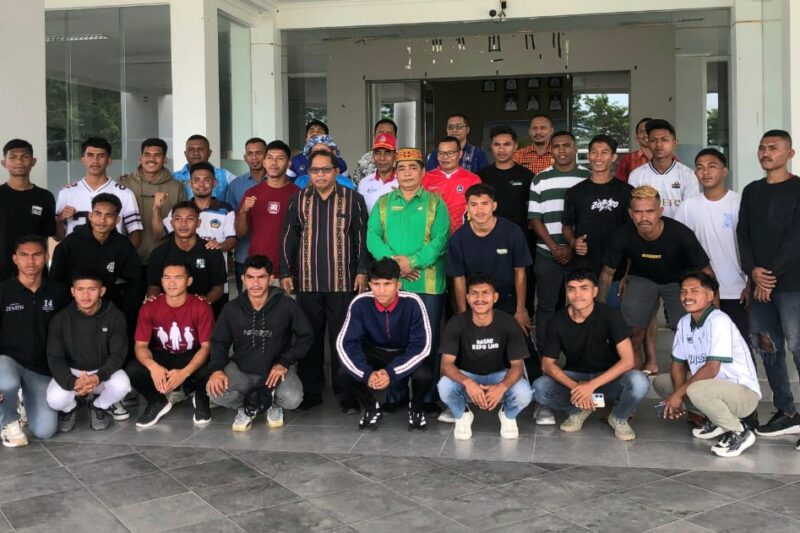 Pemain Persematim melakukan sesi foto bersama dengan Bupati Manggarai Timur sebelum berangkat ke Ende untuk mengikuti turnamen sepak bola El Tari Memorial Cup 2025 (Foto: Nal Jehaut)