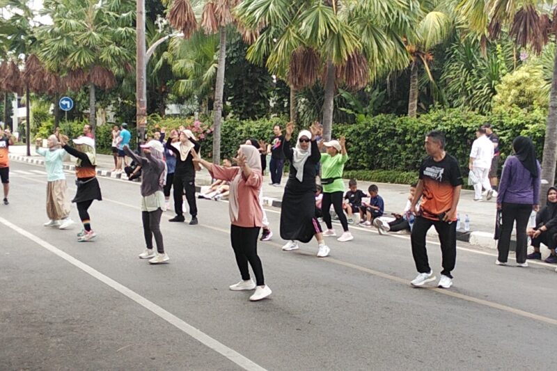 Ratusan warga Labuan Bajo antusias mengikuti kegiatan Jalan Sehat Partai NasDem dalam rangka memperingati HUT ke-14 Partai NasDem, Sabtu (8/11/2025).