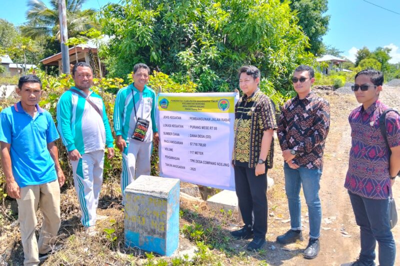 Sesi foto bersama antara Pemerintah Desa Compang Ndejing dan Kejaksaan Negeri Manggarai (Foto: Nal Jehaut)