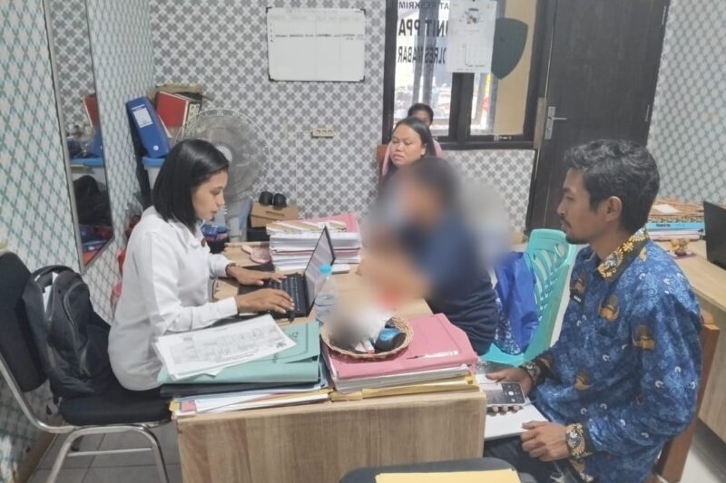 Korban asusila sedang memberikan keterangan kepada penyidik PPA Polres Manggarai Barat (Foto: Nurjana).