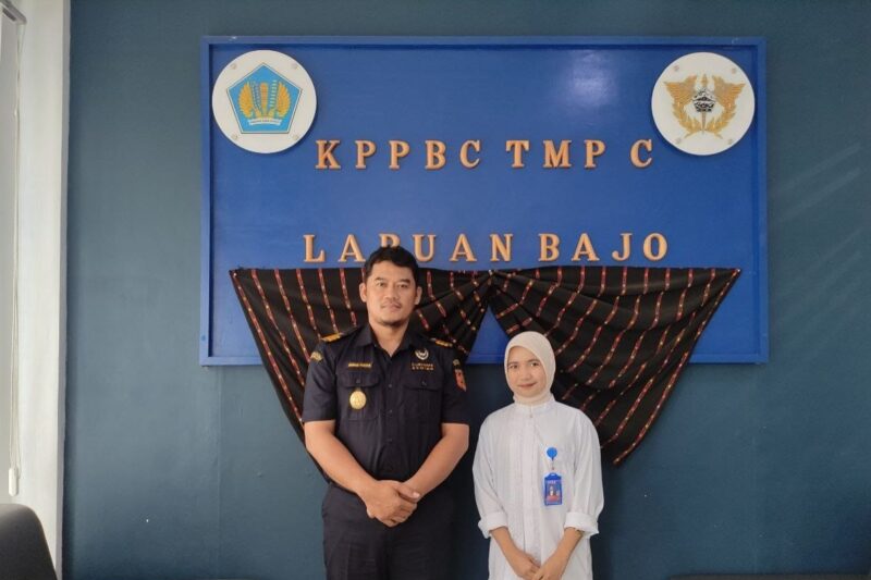 Wartawan Media Fajar NTT, Nurjana berpose dengan Kepala Seksi Kepatuhan Internal dan Penyuluhan Bea Cukai Labuan Bajo, Ahmad Faisol. (Foto: Nurjana)