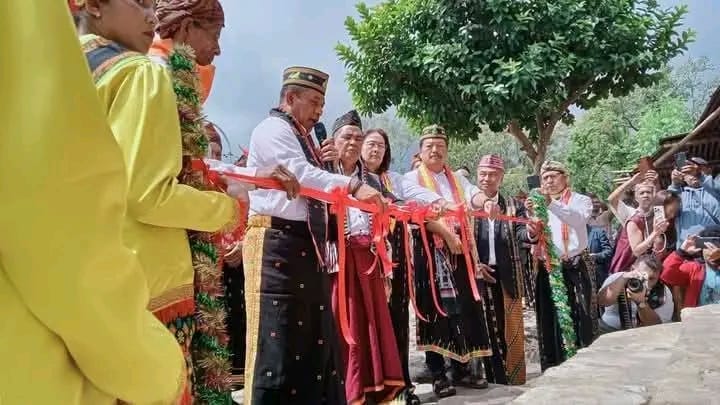 Bupati Manggarai, Herybertus Geratis Laju Nabit diterima secara adat oleh masyarakat di Ruteng Pu'u (Dok.Fajar NTT)