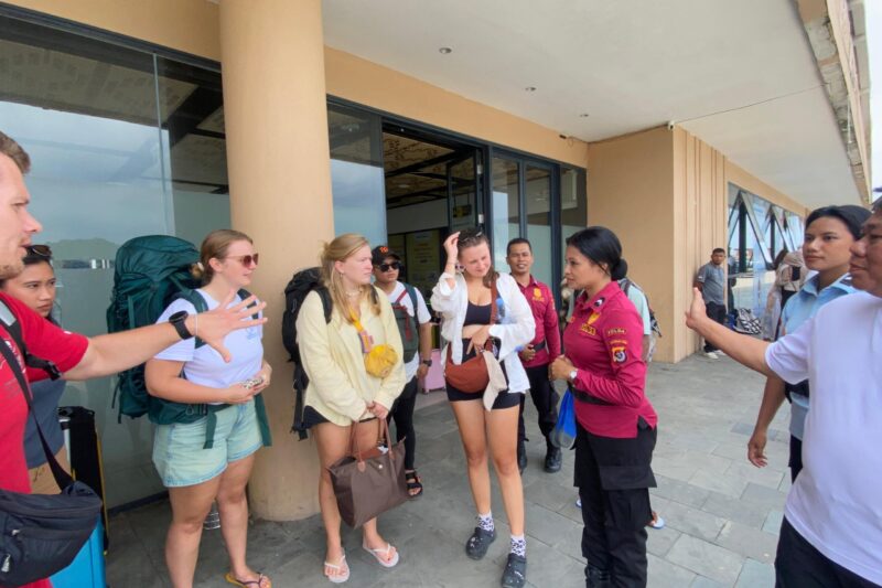 Anggota Unit Wisata Sat Pamobvit Polres Manggarai Barat sedang memberikan arahan kepada sejumlah wisawatan yang berkunjung ke Labuan Bajo. (Foto: Nurjana)