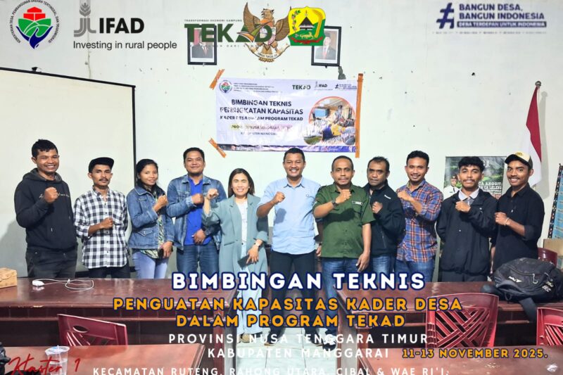 Enam Kader TEKAD di Rahong Utara berpose dengan Fasilitator TEKAD Kabupaten Manggarai. (Foto: Fajar NTT)