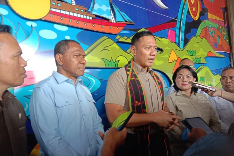 Agus Harimurti Yudhoyono (AHY), saat diwawancarai oleh awak media dalam sela kegiatan kunjungannya di Labuan Bajo. (Foto: Nurjana)