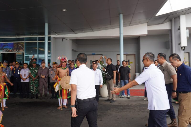 Agus Harimurti Yudhoyono (AHY), disambut tarian caci saat melakukan kunjungan kerja di Labuan Bajo. (Foto: Nurjana)