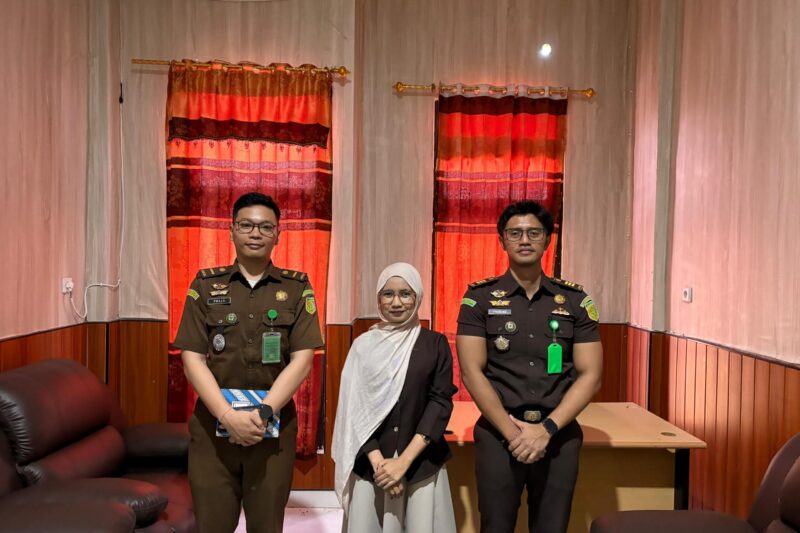 Wartawan media Fajar NTT berpose dengan Kepala Seksi Intelijen Kejaksaan Negeri Manggarai Barat, usai melakukan wawancara tentang mekanisme penjualan barang rampasan negara. (Dok. Fajar NTT/ Nurjana)