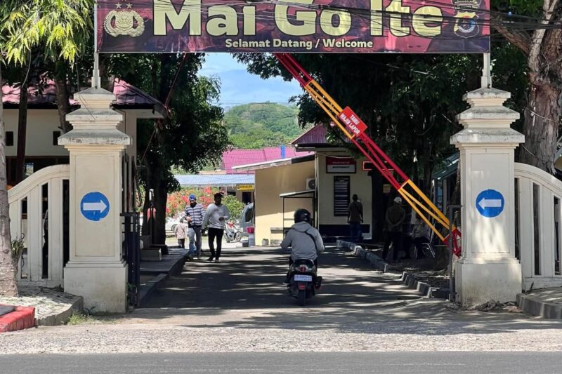 Tampilan depan gerbang utama Polres Manggarai yang bertuliskan 'Mai Go ite' (Dok. Fajar NTT/Nurjana)