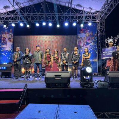 Para juara komodo Idol tahun 2025 berpose dengan Wakil Bupati Manggarai Barat, usai menerima hadiah