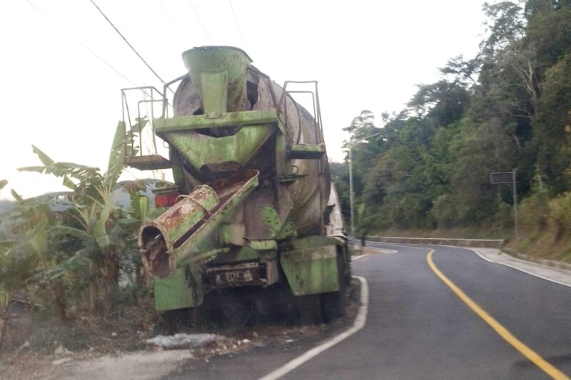 Kondisi truk molen yang dibiarkan rusak dan terparkir selama 5 tahun di jalan Trans Flores Labuan Bajo - Ruteng (Dok. Fajar NTT/ Nurjana)