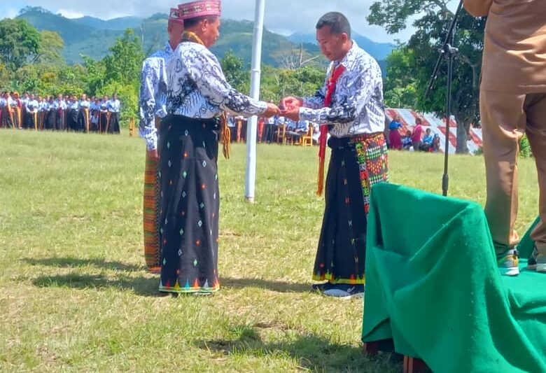 PGRI Kota Komba Utara menggelar apel bersama memperingati Hari Guru Nasional HUT PGRI Ke-80. (Dok. Fajar NTT/Nal Jehaut)
