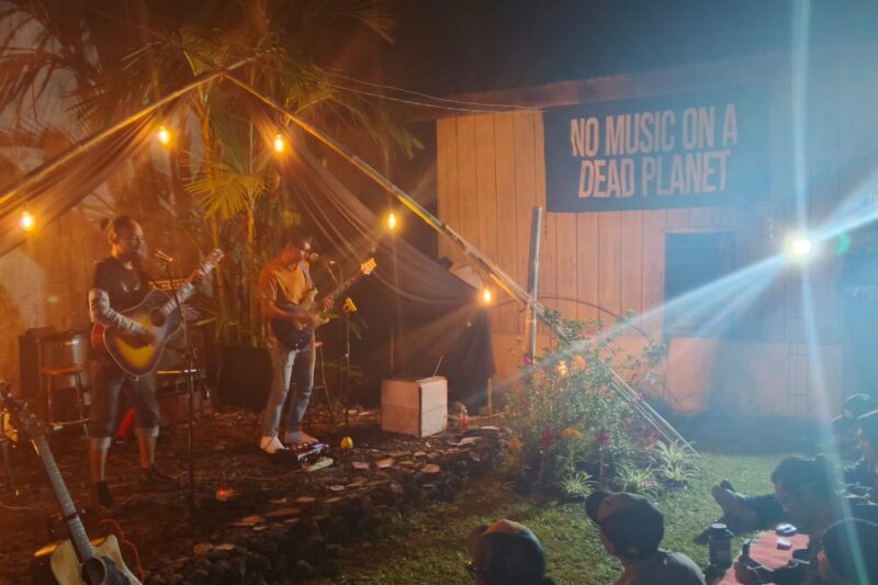 Penampilan musisi dalam acara Ruteng Trio Acoustic Live in Tur Bunga di Tanjung bersama Bunyi Luang melakukan sesi foto bersama. (Dok.Fajar NTT)
