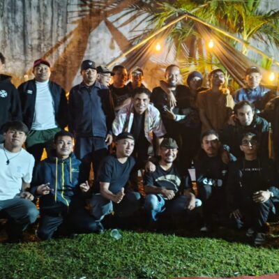 Musisi yang tampil dalam Ruteng Trio Acoustic Live in Tur Bunga di Tanjung bersama Bunyi Luang melakukan sesi foto bersama. (Dok.Fajar NTT) 