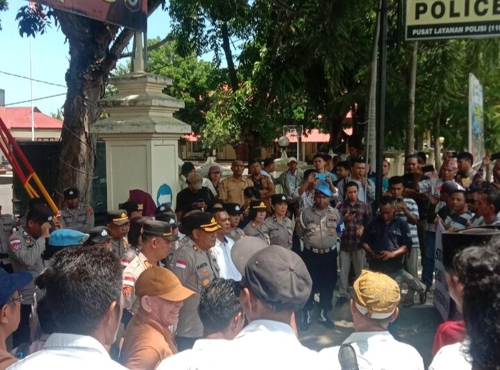 Aliansi masyarakat adat melakukan audiensi dengan wakil kepala Polres Manggarai Barat saat menggelar aksi pada Selasa, 4 November 2025 (Foto: Fajar NTT/Nurjana).