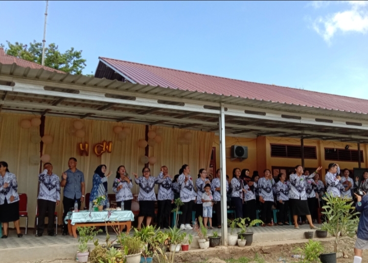 Momen peringatan Hari Guru Nasional di SMAN 1 Komodo pada Selasa, 25 November 2025. (Dok. Fajar NTT/ Nurjana)