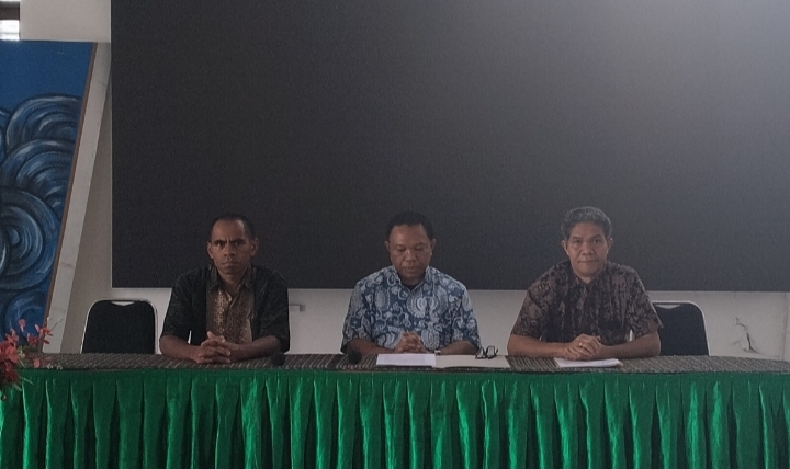 Rektor Unika Santu Paulus Ruteng, Dr. Agustinus M. Habur yang didampingi Warek III dan Warek II menyampaikan klarifikasi terkait dugaan kekerasan seksual di lingkungan Kampus. (Dok.Fajar NTT)