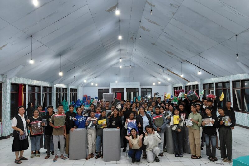 Pemerintah Kelurahan Rewang bekerja sama dengan Yayasan Gembala Baik menyalurkan bantuan kebutuhan dasar berupa kasur, selimut, dan pakaian kepada 150 anak migran yang sangat membutuhkan. (Dok. Fajar NTT)
