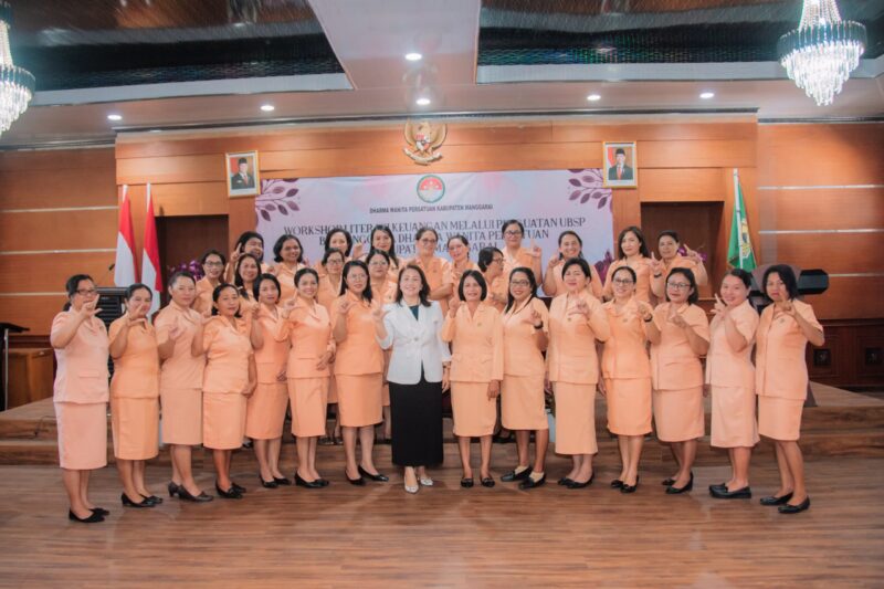 Dharma Wanit Persatuan (DWP) Kabupaten Manggarai menggelar workshop literasi keuangan. (Dok. Fajar NTT/ Yulianus Onca)