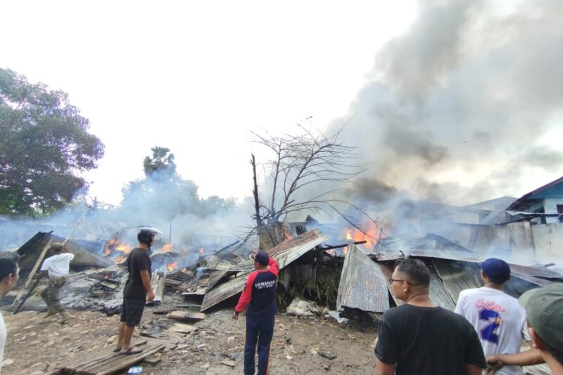 Belasan rumah di Batu Cermin, Manggarai Barat hangus terbakar. (Foto: Nurjana)