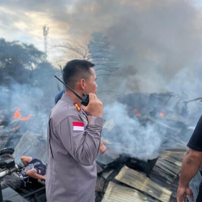 Kapolres Manggarai Barat memimpin langsung proses pemadaman api. 