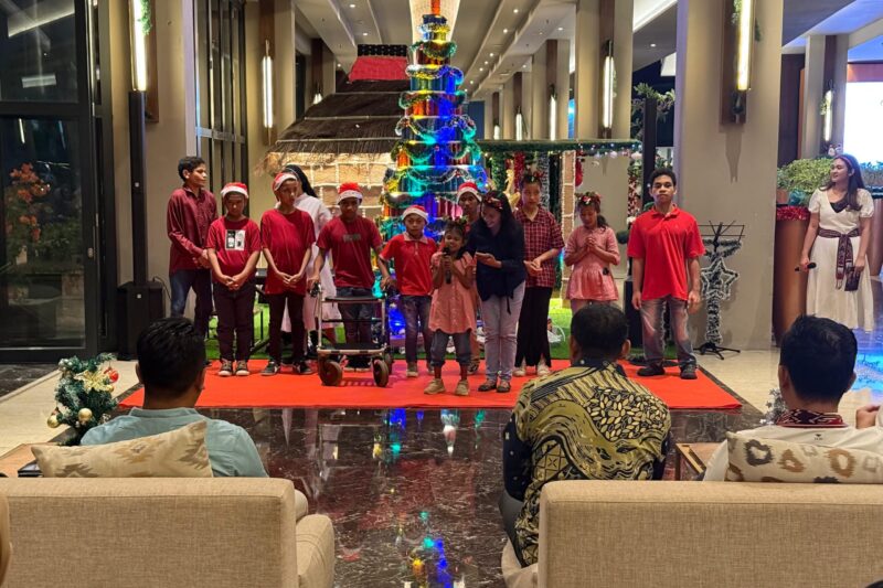 Pembukaan resmi ditandai dengan Christmas Tree Lighting Ceremony di area lobi pada Jumat (5/12). (Foto: Nal Jehaut)
