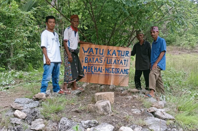 Masyarakat adat Mbehal dan Nggorang mengukuhkan kembali tapal batas wilayah ulayat di Watu Katur, Desa Tanjung Boleng, Kecamatan Komodo, Kabupaten Manggarai Barat, Senin (8/12/2025)